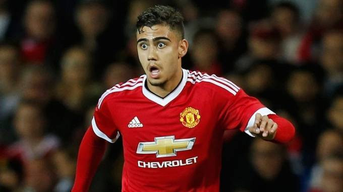 Sao trẻ MU hứng gạch đá vì khoe iPhone dát vàng Ảnh 2