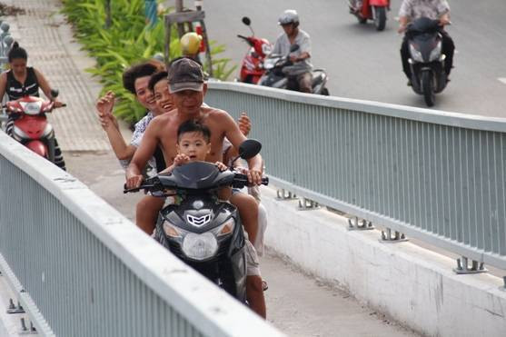 Ngán ngẩm cảnh xe máy phóng như bay trên cầu đi bộ Ảnh 2