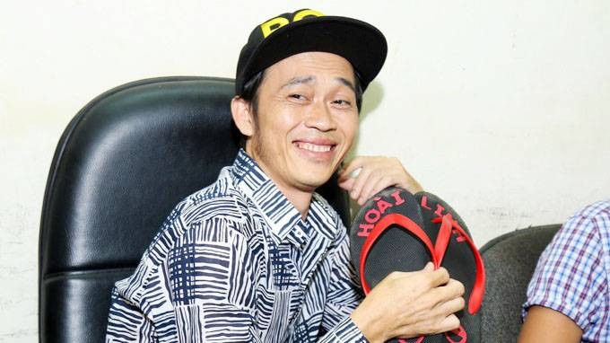 Danh hài Hoài Linh đến liveshow Trường Giang để 'khoe dép' Ảnh 2