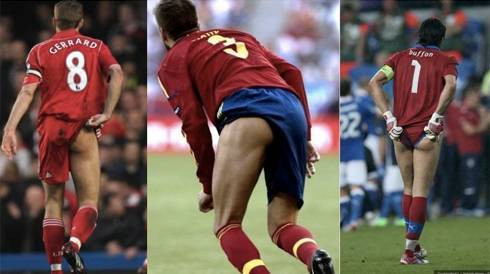 Những pha khoe mông 'khó đỡ' của các cầu thủ Ảnh 2