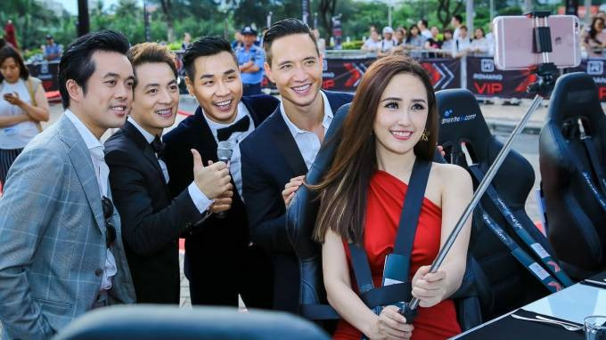 Mai Phương Thúy ăn tối lơ lửng trên cao cùng dàn mỹ nam Việt Ảnh 2