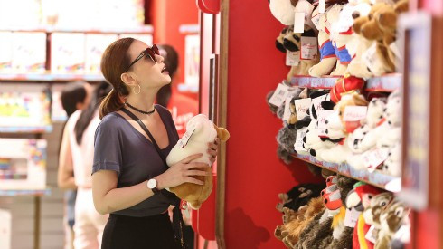 Thu Thủy khoe eo thon, đi mua đồ chơi cho con trai Ảnh 2