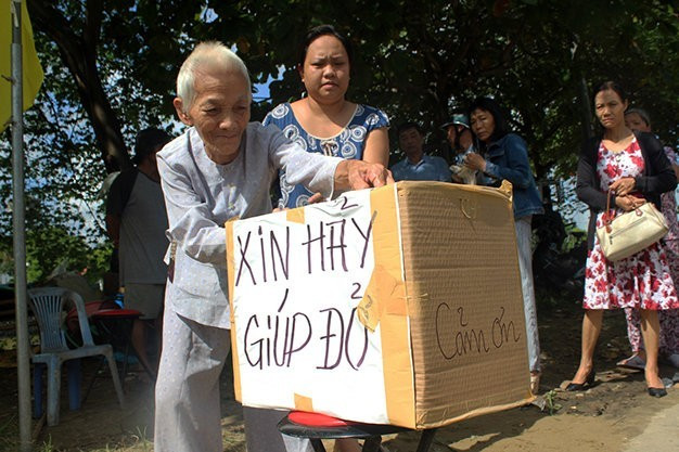 Rơi nước mắt nhìn mẹ già 86 tuổi xin tiền lo đám tang cho con bên lề đường Ảnh 2