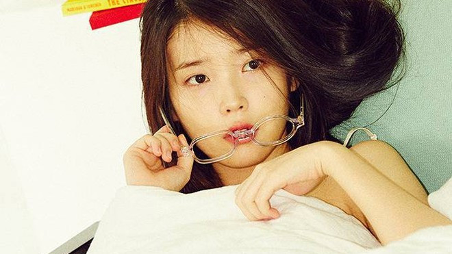Giới trong nghề xôn xao vì album dung tục của IU Ảnh 2