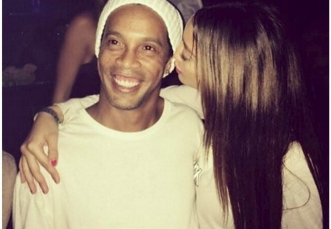 Ronaldinho công khai hẹn hò Hoa hậu Serbia 2009 Ảnh 2