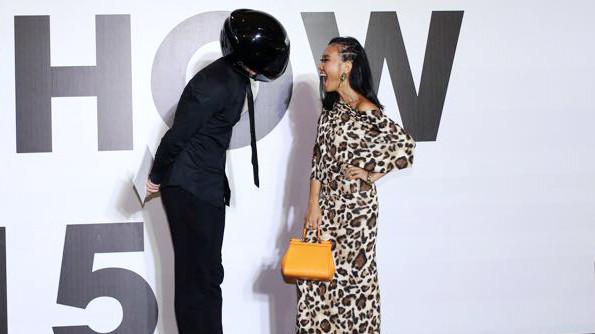 Đoan Trang gây sốc khi đi thảm đỏ cùng mỹ nam đội nón bảo hiểm Ảnh 2