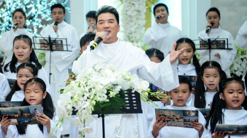 Mr. Đàm bất ngờ ra mắt album mới tại nhà thờ Ảnh 2
