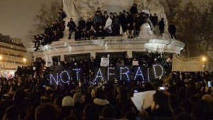 Người dân Pháp đồng loạt truyền thông điệp 'Không lo sợ' Ảnh 2