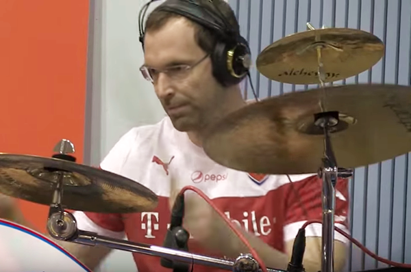 Petr Cech chơi trống cùng tuyển Séc thu âm ca khúc cho Euro 2016 Ảnh 2