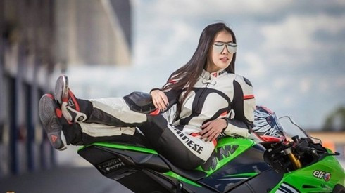 Nữ biker 'làm xiếc' trên siêu môtô Kawasaki Ninja ZX-10R Ảnh 2