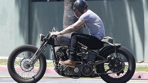 Quý tử nhà David Beckham tập lái xe bằng Rolls-Royce cổ Ảnh 2