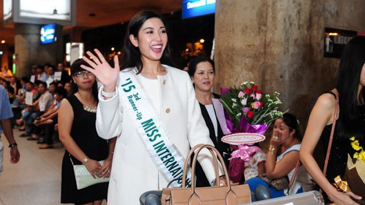 Á hậu Quốc tế Thúy Vân rạng rỡ ngày trở về nước Ảnh 2