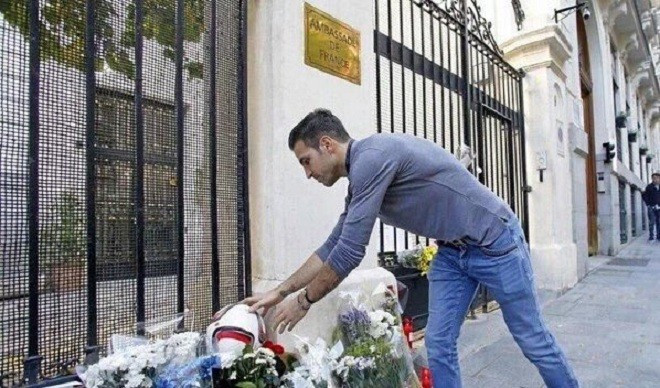 Tiền vệ Fabregas tưởng nhớ những nạn nhân khủng bố ở Paris Ảnh 2
