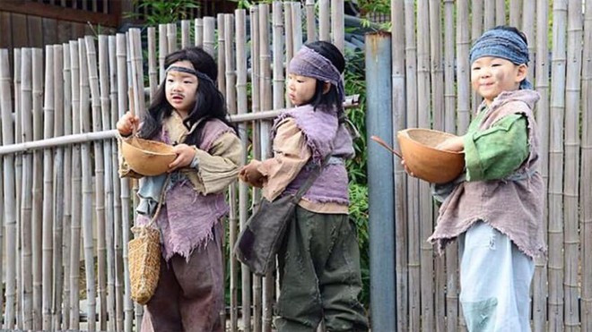 Cặp sinh ba nhà Song Il Kook làm ‘ăn mày tý hon’ Ảnh 2