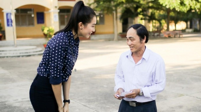 Á hậu Lệ Hằng giản dị tặng quà cho thầy cô ngày 20/11 Ảnh 2