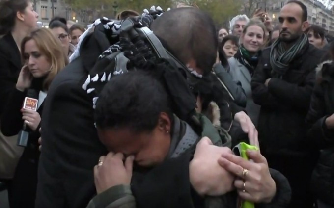 Nam thanh niên Hồi giáo được mọi người ôm hôn giữa Paris Ảnh 2