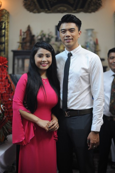 Cô dâu, chú rể khoe nụ cười “tươi rói” khi bắt gặp ống kình máy ảnh. Trong giai đoạn tìm hiểu và yêu, vì hôn phu bận đi du học tại Mỹ nên cứ bốn tháng, Kiều Anh mới được gặp người thương một lần. Mặc dù thời gian ở bên nhau không nhiều song cả hai luôn dành cho nhau sự quan tâm, tin tưởng tuyệt đối.