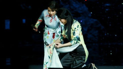 Dân mạng xúc động với hình ảnh Thu Phương ngã, Mỹ Linh nâng Ảnh 2