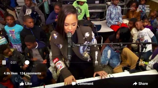 Alicia Keys bất ngờ chọn mặc trang phục của hai nhà thiết kế Việt trong mini show Ảnh 2