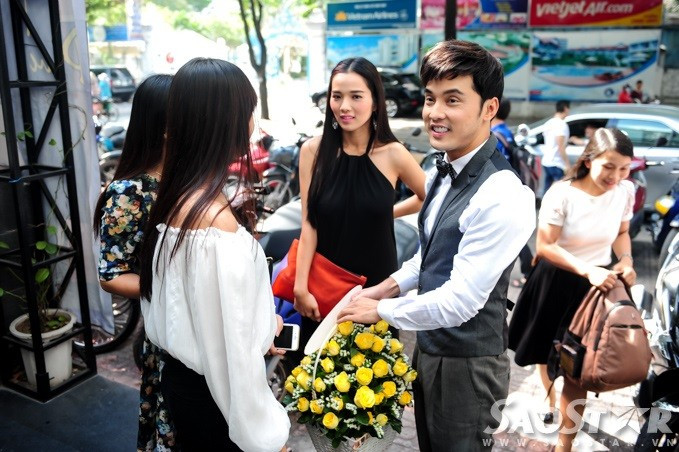 Kim Cương lấy túi che bụng bầu, Ưng Hoàng Phúc ân cần chăm sóc Ảnh 4