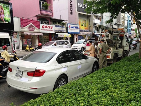 Lái xe hơi có bệnh án tâm thần đụng xe, phun nước miếng CSGT Ảnh 2