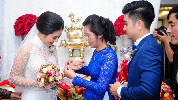 Vân Trang rạng ngời bên ông xã điển trai trong lễ đính hôn Ảnh 2