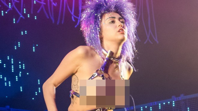 Miley Cyrus mặc đồ diễn nhạy cảm quá đà lên sân khấu Ảnh 2