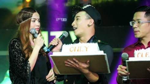 Hà Hồ mừng tuổi mới với 8 chiếc bánh sinh nhật đồng nghiệp tặng Ảnh 2