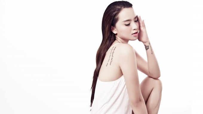 Hải Băng khoe hình xăm, diện bikini nóng bỏng Ảnh 2