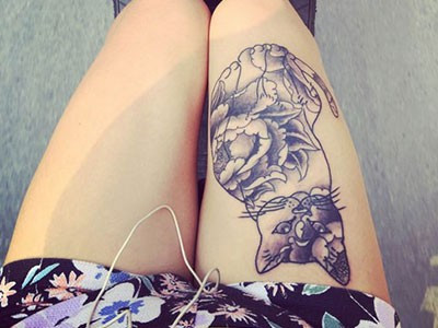 Mốt xăm đùi táo bạo của thiếu nữ Hà Thành Ảnh 2