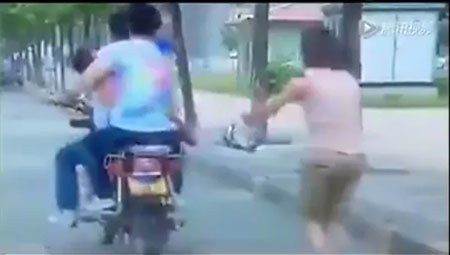 Kinh hoàng những chiêu thức bắt cóc trẻ em giữa ban ngày ngay trên tay cha mẹ Ảnh 2