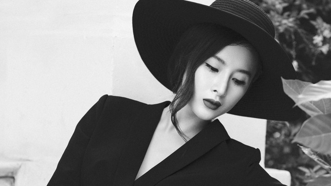 Angela Phương Trinh quyến rũ với váy xẻ sâu trong biệt thự cổ Ảnh 2