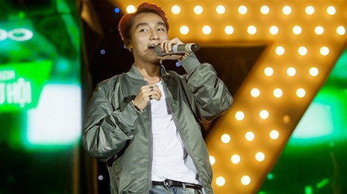 Sơn Tùng M-TP hát dưới mưa phục vụ 20.000 sinh viên Ảnh 2