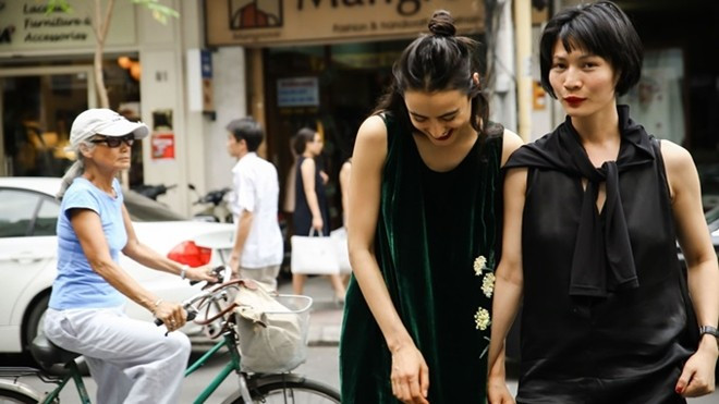 NTK Li Lam tình tứ bên 'Người đàn bà Pháp' trên phố Sài gòn Ảnh 2