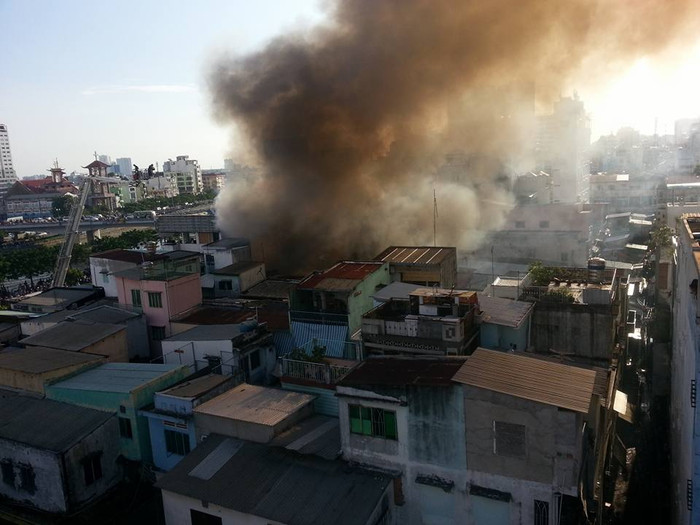 NÓNG: Cháy lớn gần đại lộ Võ Văn Kiệt, hàng tỷ đồng có nguy cơ bị thiêu rụi Ảnh 2