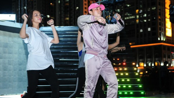 Sơn Tùng M-TP diện cây hồng pastel, đổ mồ hôi tập liveshow khủng Ảnh 2