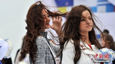 Thí sinh Hoa hậu Thế giới khổ sở vì gió ở Trung Quốc Ảnh 2