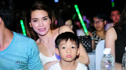 Clip: Hà Hồ vừa hôn Subeo, vừa ngồi xem liveshow Sơn Tùng - MTP Ảnh 2