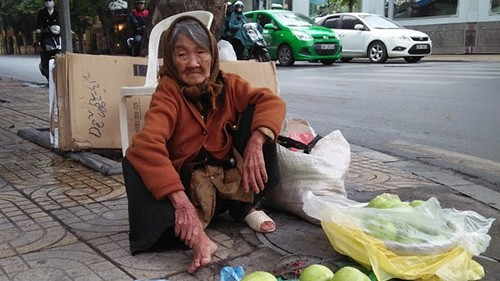 Sự thật đằng sau câu chuyện bà cụ 90 tuổi bán ổi giữa phố Hà Nội Ảnh 2