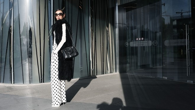 Lê Thúy mang 'Tình yêu' của Đỗ Mạnh Cường ngao du trên phố Ảnh 2