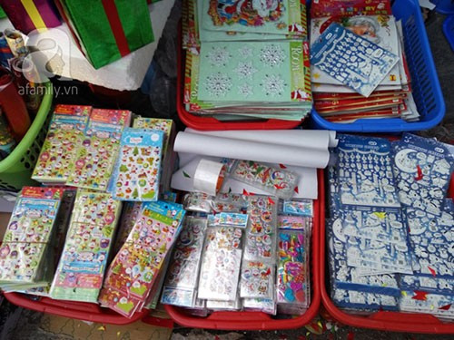 Miếng dán trang trí Noel chứa chất gây vô sinh, ung thư tràn lan thị trường Ảnh 2