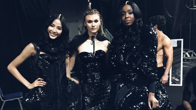 Hoàng Thùy là mẫu châu Á duy nhất diễn show khủng ở Anh Ảnh 2