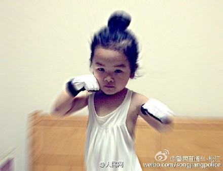 'Đốn tim' với bài tập boxing siêu dễ thương của cặp cha con cảnh sát Ảnh 2