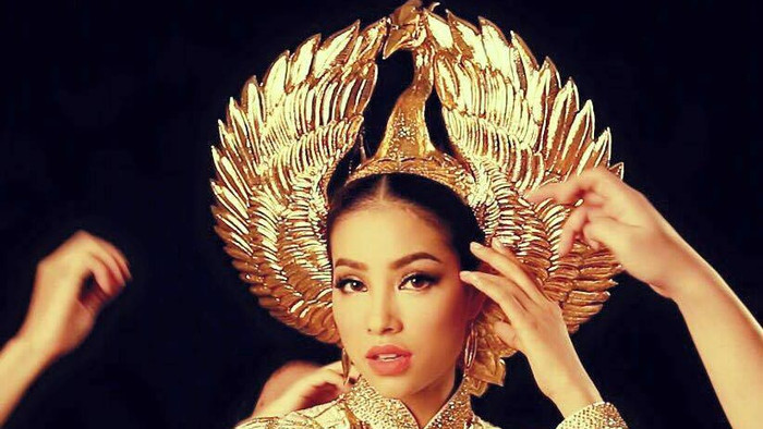 Phạm Hương đầy quyền lực với mấn đội đầu hình chim hạc Ảnh 2
