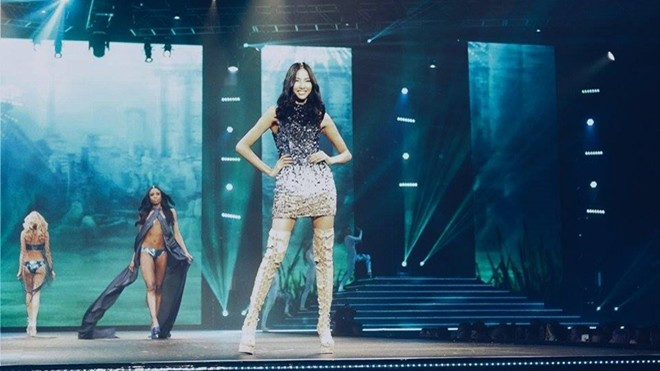 Hoàng Thùy hóa thiên thần Victoria Secret mở màn tại The Clothes Show Ảnh 2