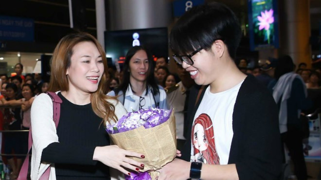 Mỹ Tâm được trò cưng, người hâm mộ ra sân bay đón giữa đêm Ảnh 2