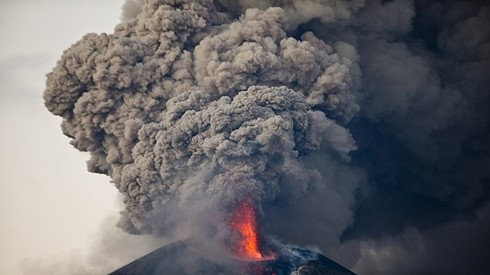 Bàng hoàng hình ảnh núi lửa bỗng 'thức dậy' sau trăm năm ngủ yên Ảnh 2