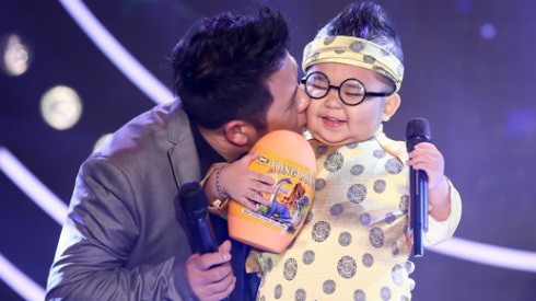 Clip: Ku Tin diện áo dài khăn đóng hát dân ca siêu đáng yêu Ảnh 2