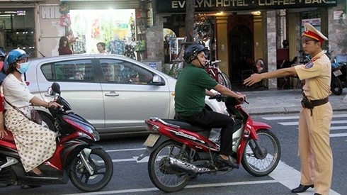 Cách xử lý vi phạm lạ nhất ở Đà Nẵng: mua kẹo cao su từ thiện Ảnh 2