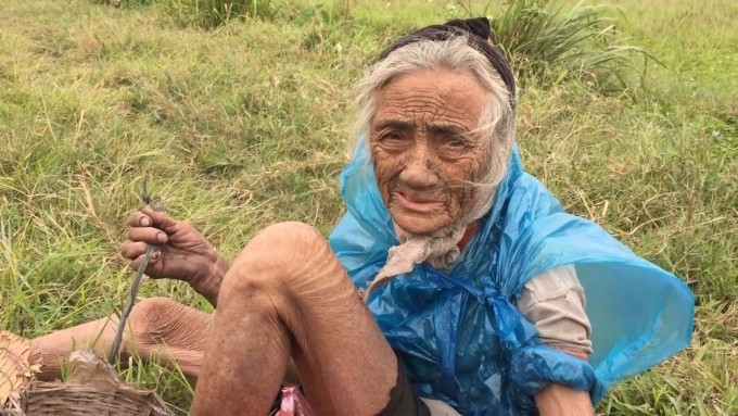 Sự thật về cụ bà 90 tuổi lặn lội mò cua bắt ốc giữa mùa đông Hà Nội Ảnh 2